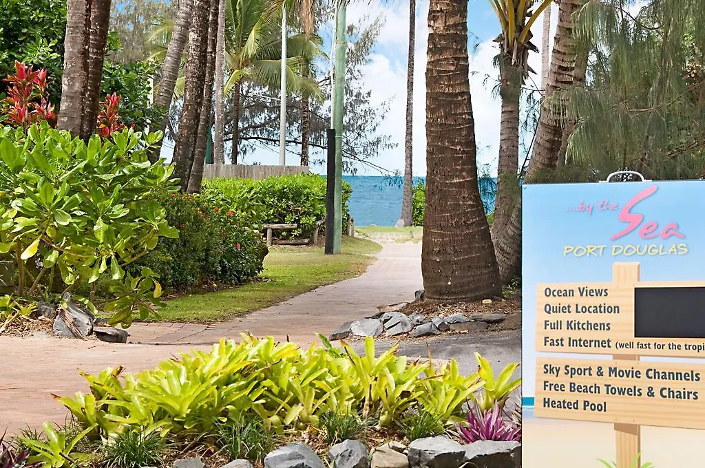 **** Lägenhetshotell By The Sea Port Douglas Australien